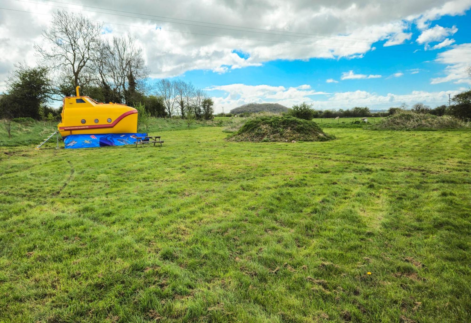 The Yellow Submarine Cheddar Exterior photo